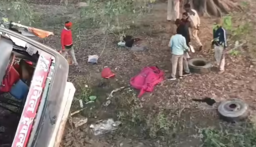 One killed over 25 passengers injured as bus overturns in Mokama